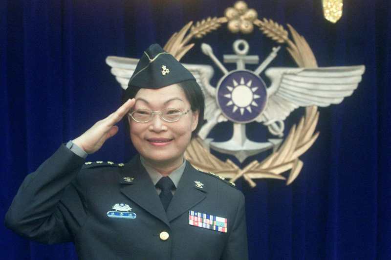 2001年12月4日，軍情局政戰部主任潘愛珠出席國防部記者會，說明自己的工作歷程。圖／聯合報系資料照片
