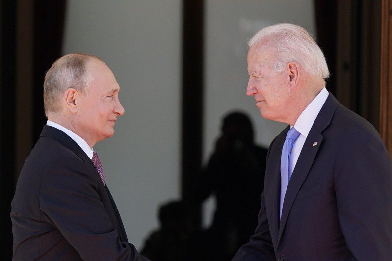美国总统拜登（图右）下週将与俄国总统普亭（图左）通话讨论乌克兰情势。美联社(photo:UDN)