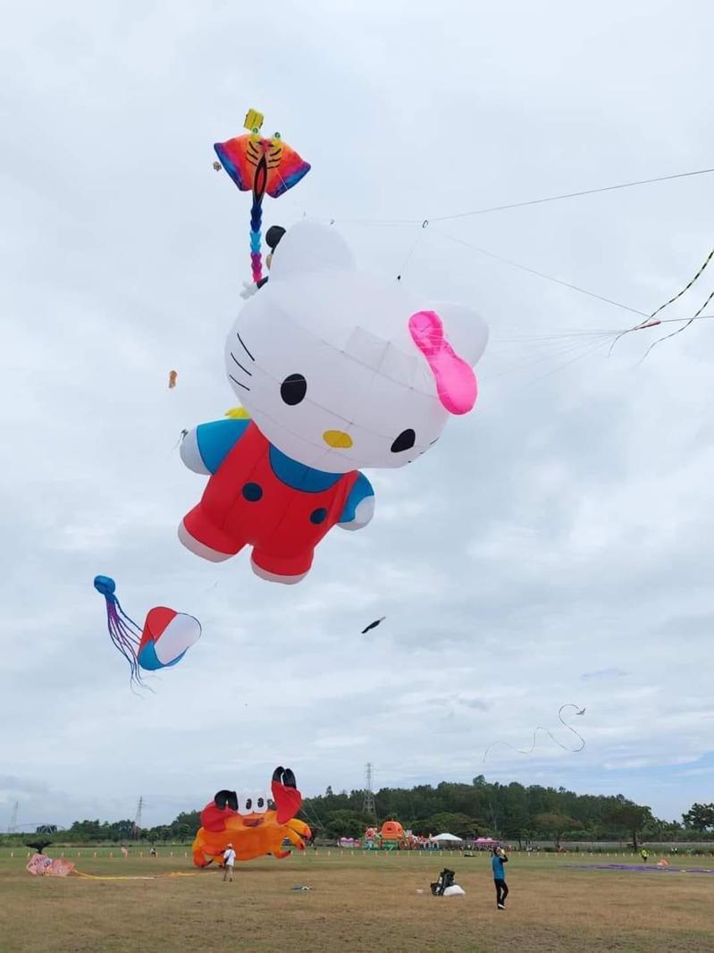 邁入了第6年的屏東風箏節，今明兩天在高屏溪河濱公園絢麗登場，今年以「環遊世界趣」為主題，讓因疫情不能出國的民眾，可以一次感受滿滿的異國風情。圖／屏東縣政府提供