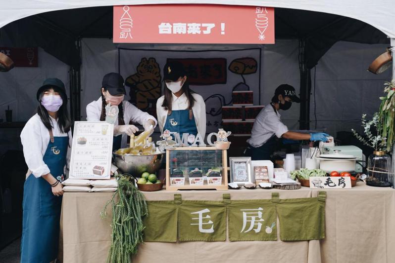 「台南來了」於12月3日至12月5日於水舞廣場出攤，帶來「台南福包」、「甘蔗檸檬」與「傳奇老舖零食組」。圖／沈佩臻攝影