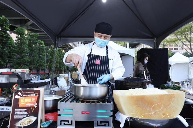 台北君悅主廚現做的松露燉飯，不到一小時100份迅速完售。圖／500趴採訪團隊攝影
