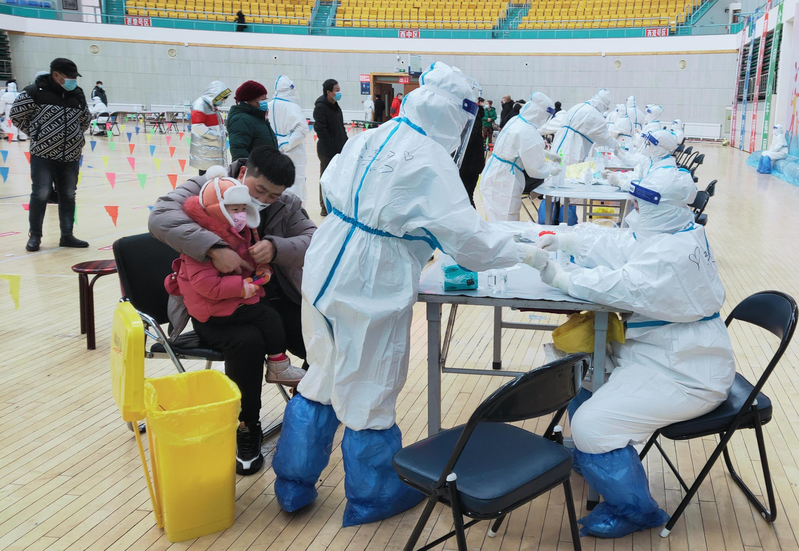 內蒙古滿洲里是大陸這波本土疫情最嚴重的地區，圖為當地民眾正在進行核酸檢測。香港中通社