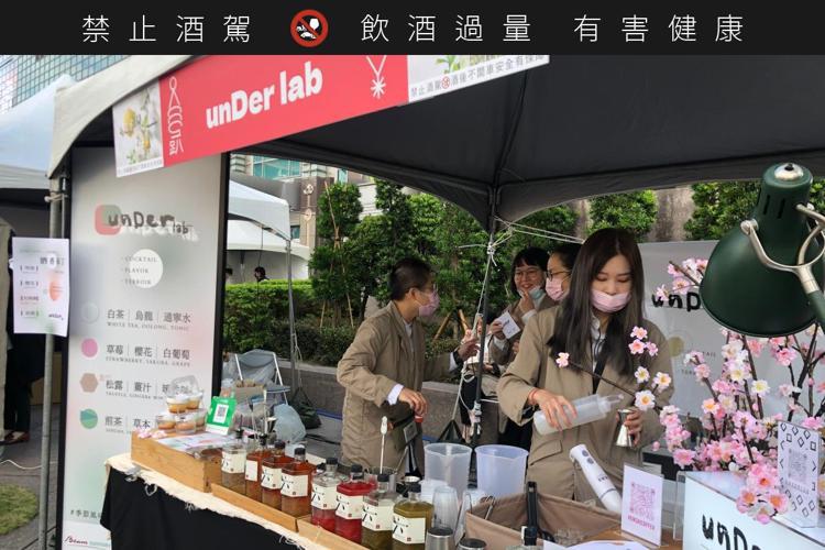 unDer lab帶來4款以日本琴酒「六」為基酒的調酒與酒香布丁。記者／高婉珮攝...