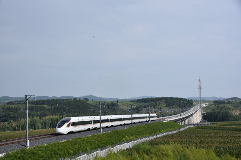 大陸鐵道部門6日開通大陸最東端的牡佳高鐵，圖為復興號高寒動車組首次在高寒高鐵線路試跑。（新華社）