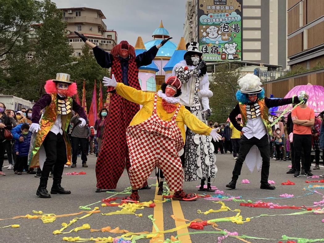 「2021冬戀蘭陽溫泉季」今天開幕，踩街團體創意打扮超吸睛。記者林佳彣／攝影