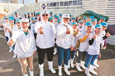 為了打團體戰、行銷優質的台灣鯛，王益豐（左二）主導成立口湖漁類生產合作社。口湖漁類生產合作社／提供