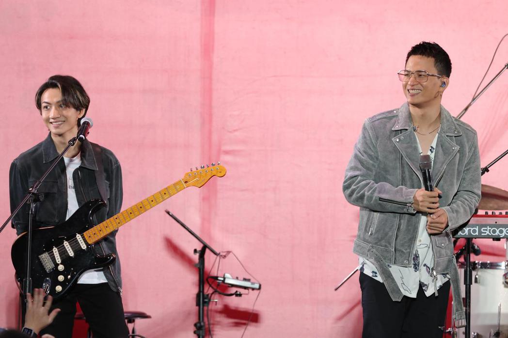 茄子蛋主唱阿斌(右)、吉他手阿德在台上被粉絲逗笑。記者李政龍／攝影