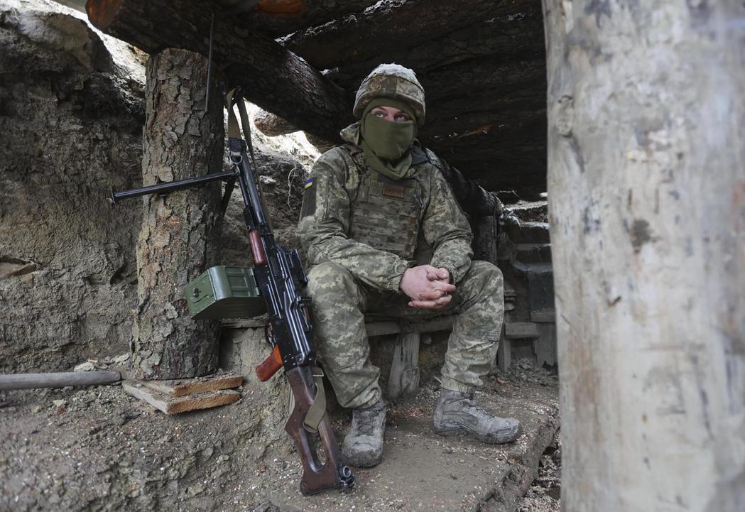 烏克蘭軍人三日於烏國頓內斯克地區德爾巴切夫附近，坐在分隔親俄分離主義分子掌控地區...