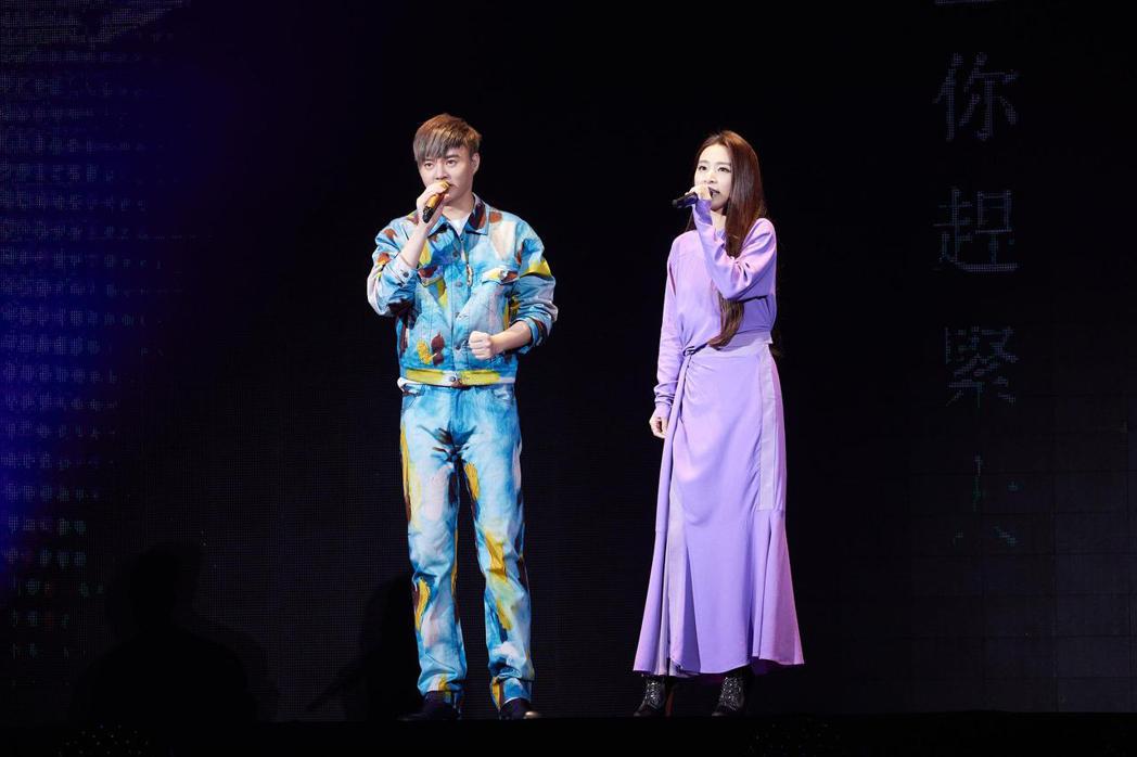 許富凱（左）演唱會邀來女神田馥甄擔任嘉賓合唱台語歌。圖／凱藝影音提供