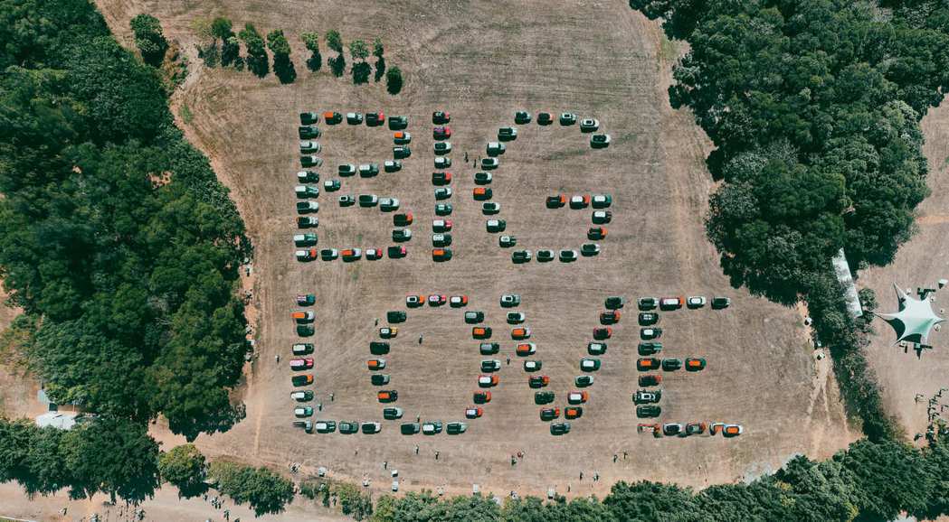 百位車主也用他們的MINI愛車排出「Big Love」字樣，用行動宣示對MINI...