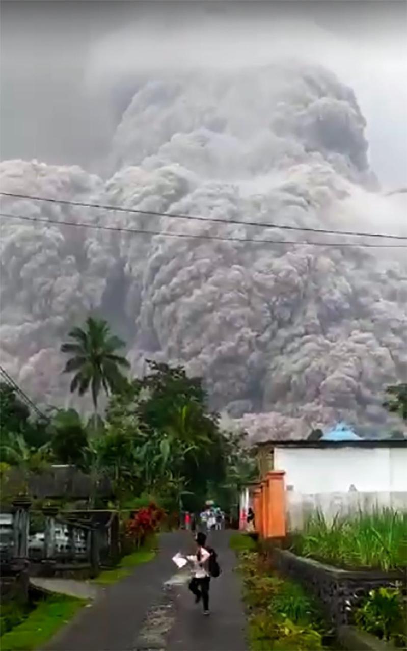 印尼東爪哇省塞梅魯火山4日噴發，造成至少1人死亡和41人嚴重灼傷，附近數千名民眾被迫緊急逃離。    新華社 新華社