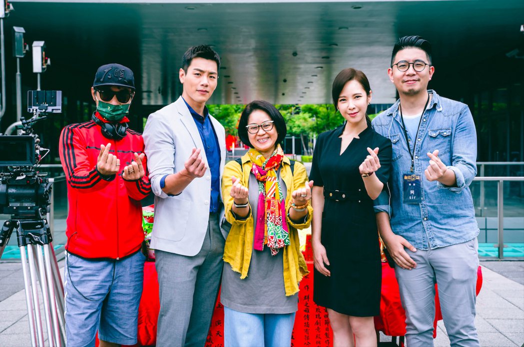 台灣首部律政職人劇「最佳利益」將在2022年連續推出兩部續作，導演林立書（左）、...