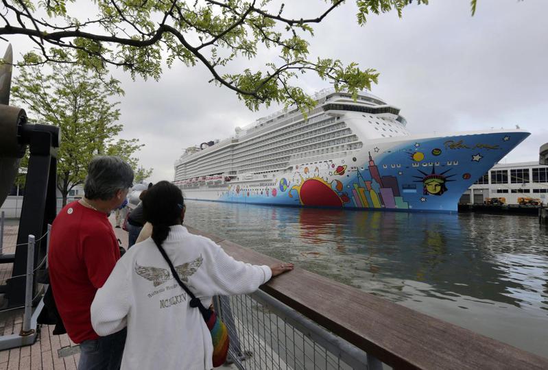 美國衛生當局表示，挪威郵輪公司（Norwegian Cruise Line）旗下的「挪威逍遙號」有10名工作人員與乘客確診COVID-19。圖／美聯社