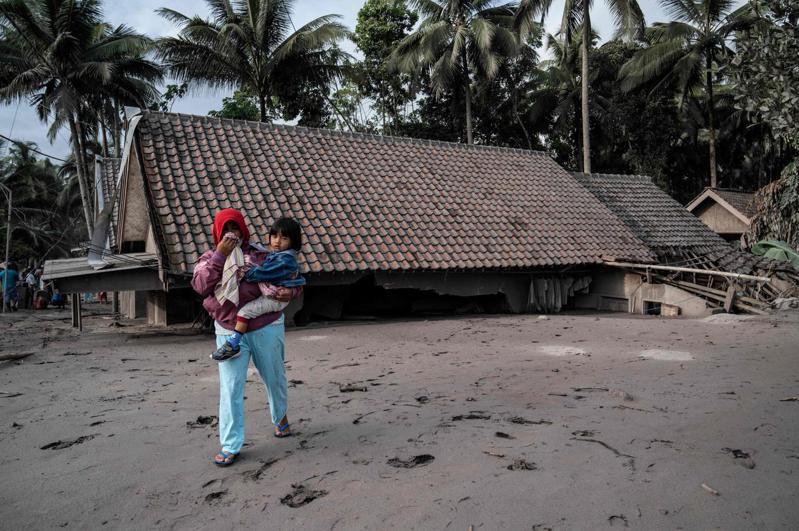 印尼東爪哇省塞梅魯火山昨天下午3時噴發，造成至少14人死，近百人傷，數千人撤離家園。圖／新華社