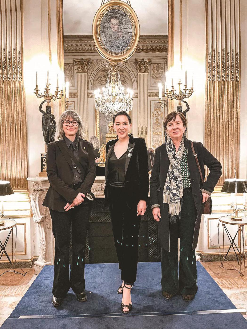 法國巴黎裝飾藝術博物館策展人Karine Lacquemant(左起)、珠寶藝術...