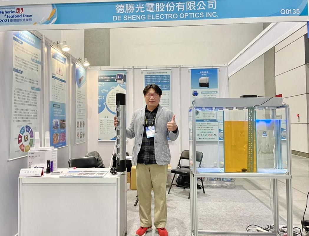 德勝光電總經理張勝翔在台灣國際漁業展中展示上層空氣滅菌消毒機等產品。德勝光電提供