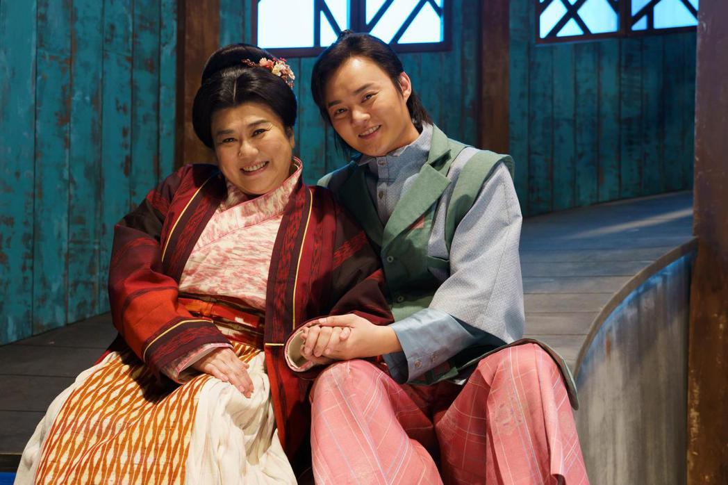 林美秀（左）、許富凱在「孟婆客棧」中演母子，神韻簡直一模一樣。圖／公視台語台提供