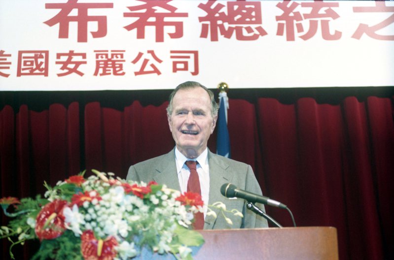 1994年12月6日美國前總統布希(圖)來台訪問，在遠東飯店對上百名台灣安麗直銷商演講。圖／聯合報系資料照片