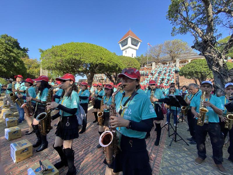 台南亞太管樂節活動今天在安平古堡聚集400支以上薩克斯風一起演奏。記者修瑞瑩／攝影
