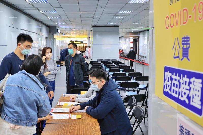 中央流行疫情指揮中心今於台北車站大廳西側回廊，設置疫苗接種站，時間從下午一點到晚上八點。只要是在台人士，不限本國籍、外國籍都可以來施打，提供的是莫德納疫苗。記者林伯東／攝影