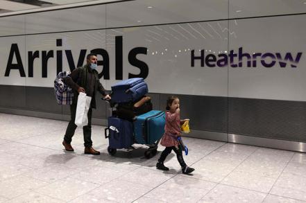 英國自7日起恢復入境旅客須持48小時內PCR陰性檢測報告的規定，圖為希斯洛機場第五航廈入境通道。法新社