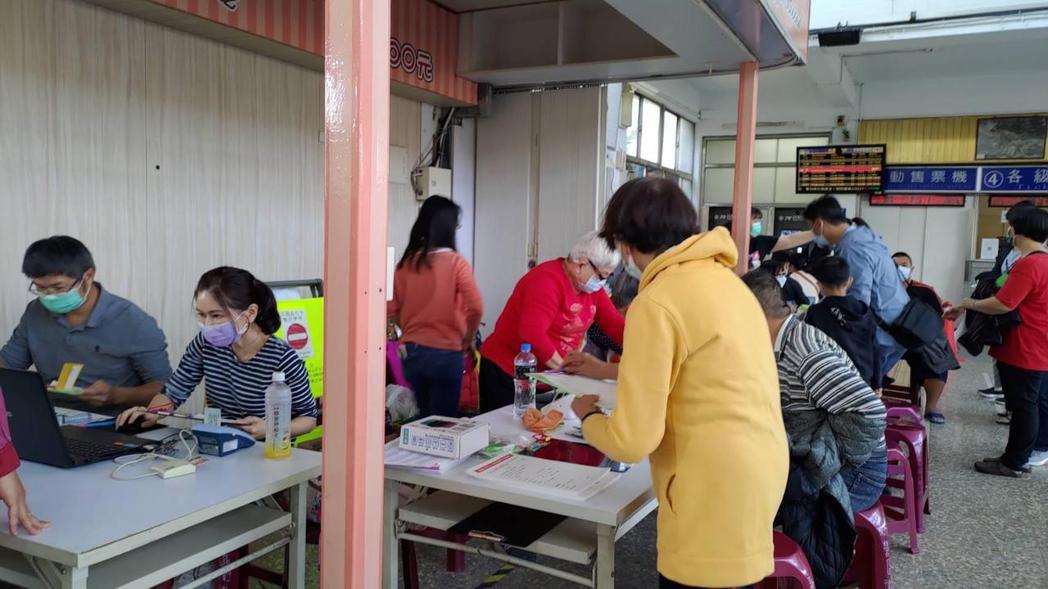 台南市在火車站等地推出莫德納疫苗隨到隨打，反應還不錯。圖／衛生局提供