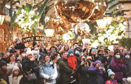 部分美國企業重新考慮本月是否該舉辦耶誕或跨年慶祝活動。（路透）
