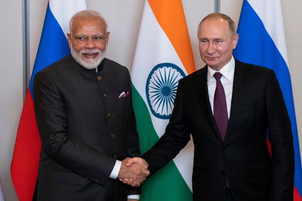 俄國總統普亭（右）6日將會晤印度總理莫迪，兩人最近一次面對面會談是在2019年金...