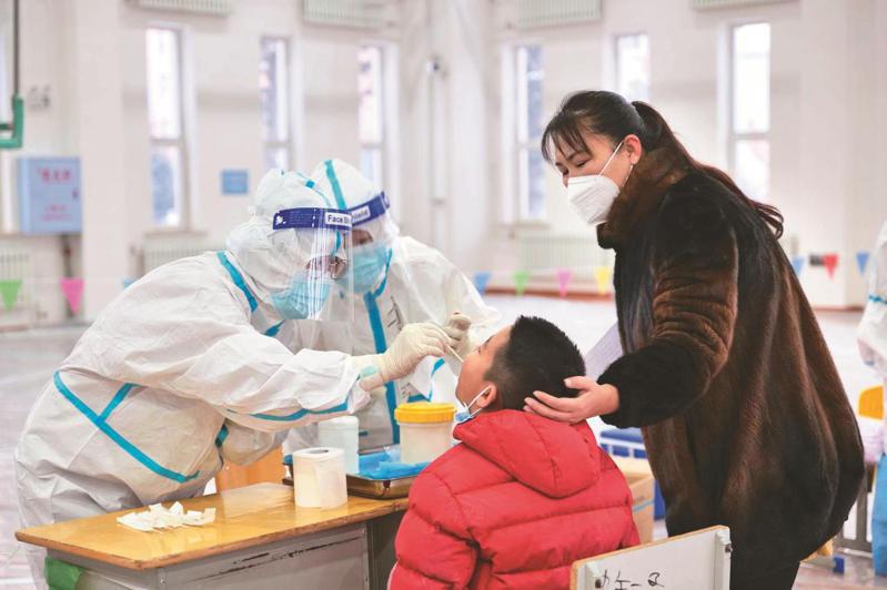 內蒙自治區呼倫貝爾市對當地展開核酸採樣檢測工作。（中新社）