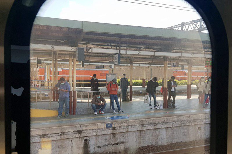 新竹火車站一位等車的軍校生等車時如終保持立正姿勢，即便火車誤點將近30分鐘，依然紋風不動站得挺直，獲眾多網友讚賞。圖擷自《爆料公社》