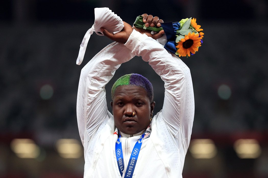 2021年東京奧運，美國鉛球選手瑞文・桑德斯（Raven Saunders）於頒獎臺上高舉交叉手勢，聲援全世界受壓迫的群眾。 圖／路透社