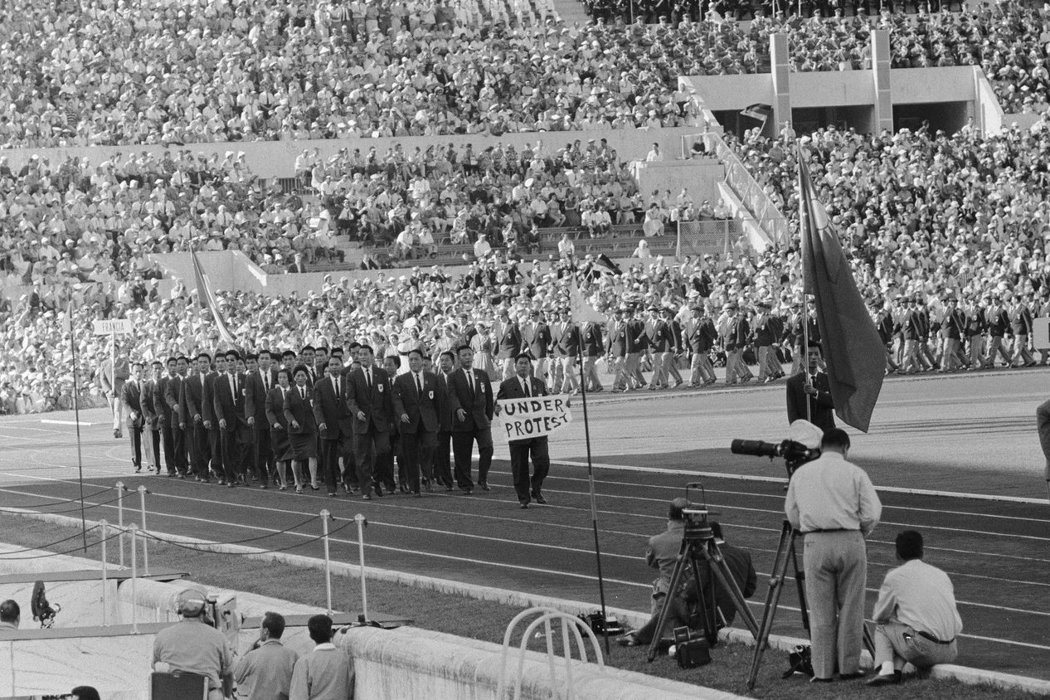 1960年羅馬奧運開幕典禮上的中華民國代表團，圖中可見時任總幹事林鴻坦舉著「Under Protest」的布條。 圖／維基共享