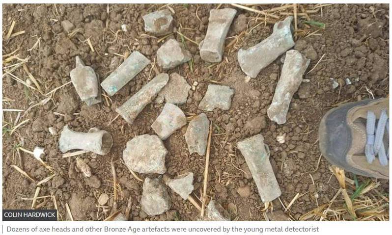 英國13歲女孩挖到一批西元1300年前的青銅時代斧頭。圖／取自bbc