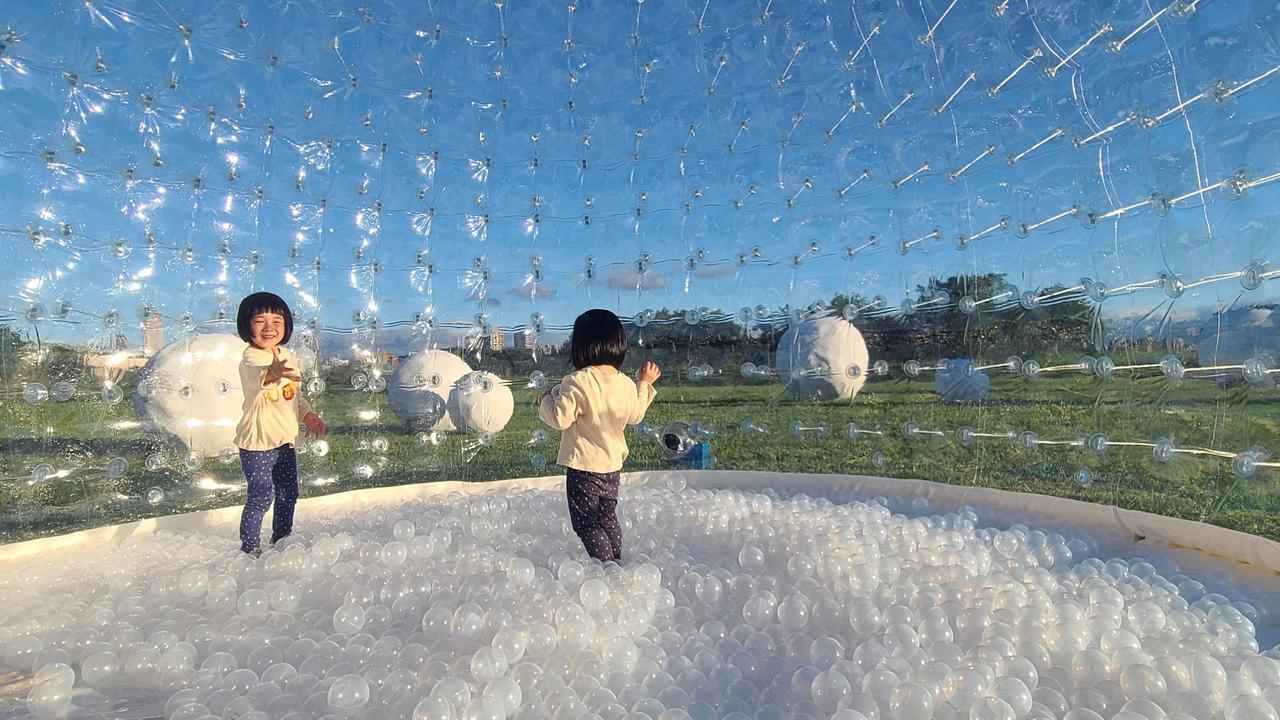「2021鴨鴨公園地景藝術展」晶瑩剔透雪球遊戲屋。
 圖／新北水利局提供