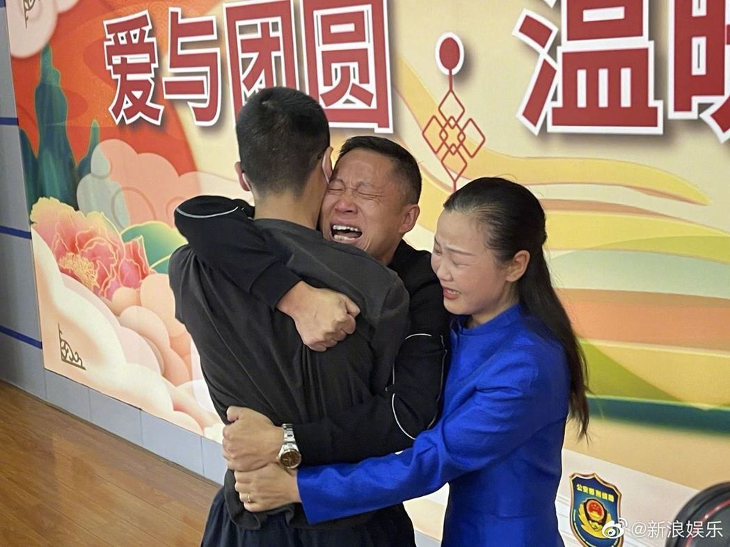 孫海洋夫婦在深圳CID大廈見到了自己被拐14年的兒子「小卓卓」，一家人相擁哭泣。...