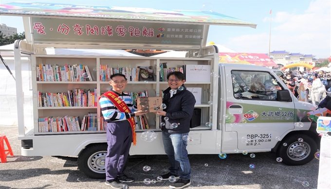 宏致電子優良員工郭榮勳（左），代表公司捐贈給大武鄉的行動書車。 宏致電子／提供