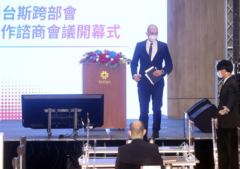 第一屆台斯跨部會經濟合作諮商會議開幕典禮6日在台北南港展覽館2館舉行，斯洛伐克經濟部政務次長佳雷克（Karol Galek）（後）出席，並在致詞尾聲用英文與中文各說一次，斯洛伐克支持台灣（Slovakia supports Taiwan）。 中央社