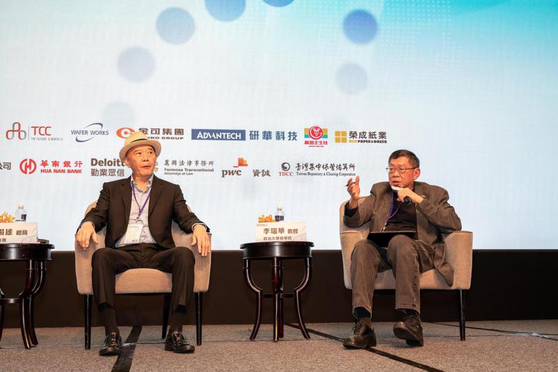 特力集團總裁何湯雄（左）出席台灣董事學會主辦的華人家族企業年度論壇，右為政大商學院教授李瑞華。圖／台灣董事學會提供