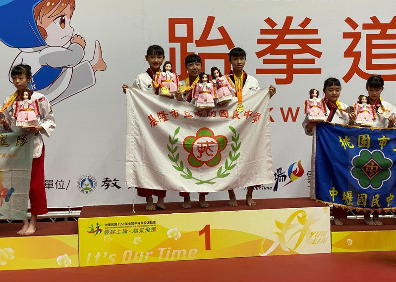 基隆市成功國中跆拳道隊員林侑萱、葉伃晴和謝恩慈，贏得今年全中運國女品勢金牌。圖／成功國中提供