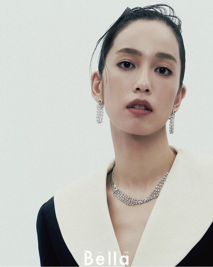 陳庭妮配戴卡地亞高級珠寶登上時尚雜誌「CITTA BELLA」封面。圖／摘自IG