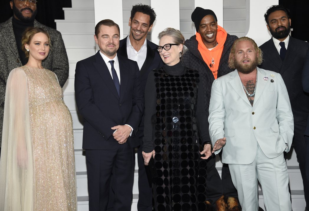 珍妮佛勞倫斯（左起）、李奧納多狄卡皮歐、托莫希斯利、梅莉史翠普、基德酷迪、喬納希爾與希姆許帕托出席「千萬別抬頭」首映會。（美聯社）