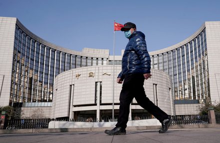 中國人民銀行6日宣布，將15日下調金融機構存款準備金率0.5個百分點。圖／路透