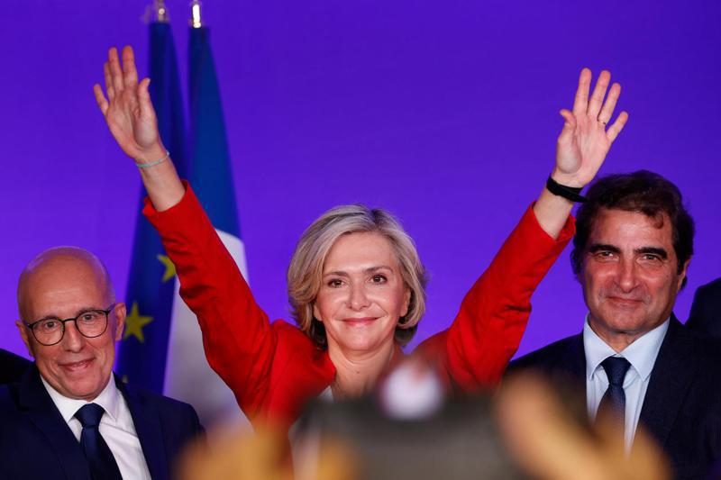 瓦萊麗．佩克萊斯（中）4日在法國傳統右派大黨共和黨黨內初選中獲勝，成為該黨史上首位女性總統候選人。路透