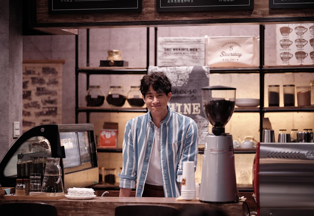 盧彥澤在「一個屋簷下」中演出咖啡店老闆，咪咪眼笑容形象暖。圖／三立提供