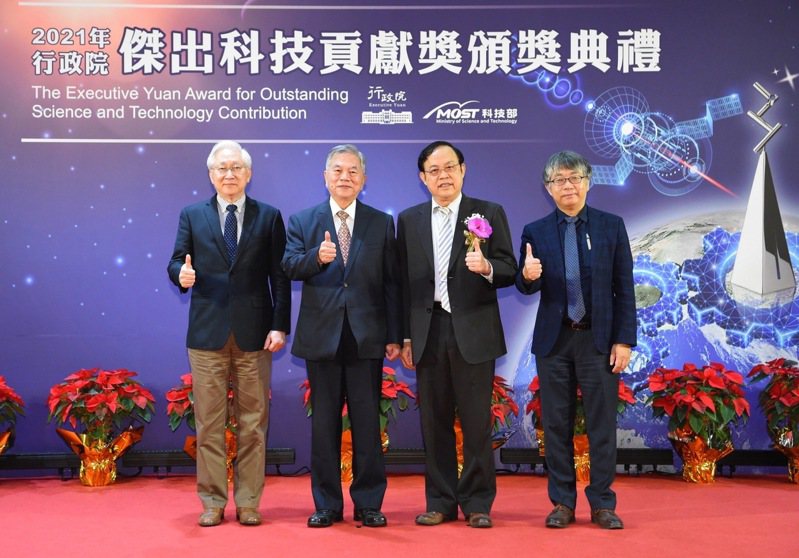 行政院副院長沈榮津（左二）今天頒發「2021行政院傑出科技貢獻獎」給「高熵合金之父」葉均蔚（右二）。圖／行政院提供