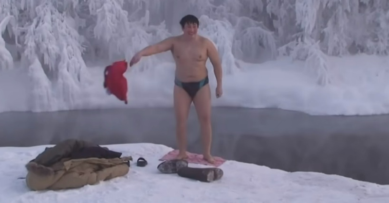 有些當地人喜歡潛入冰裡享受極致急凍感。圖／取自youtube