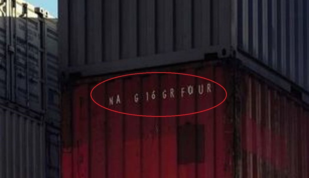 紅色貨櫃上，被漆上了NA G16 GR Four的字樣。 圖／摘自IG：toyo...