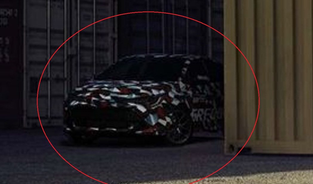 下方的陰影處有一輛GAZOO Racing偽裝迷彩的Corolla Hatbac...