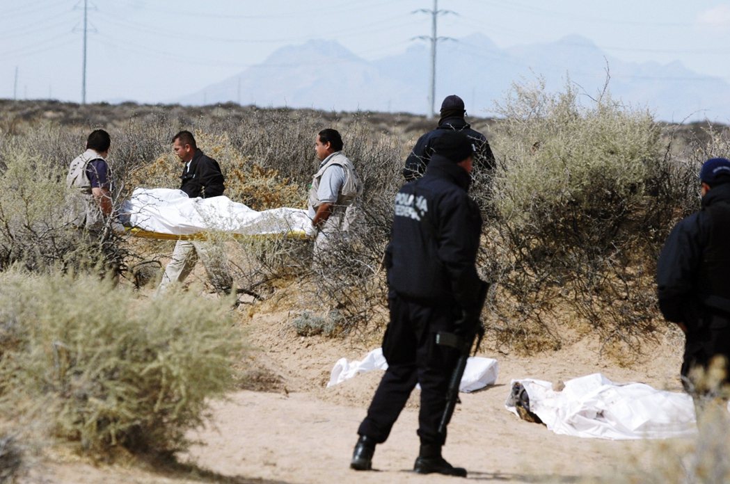 2009年3月，警察和法醫在墨西哥華雷斯城（Ciudad Juarez）郊區沙漠...