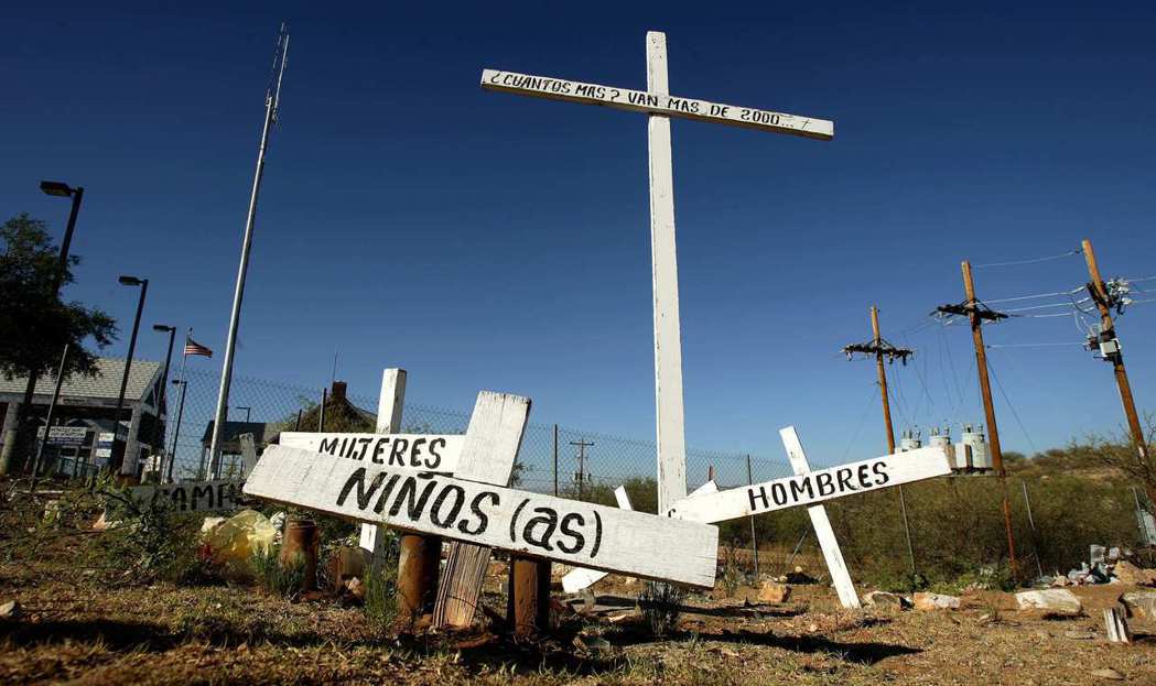在亞利桑那州沙沙比過境點放置了十字架，以紀念在沙漠邊境死亡的非法移民。 圖／路透...